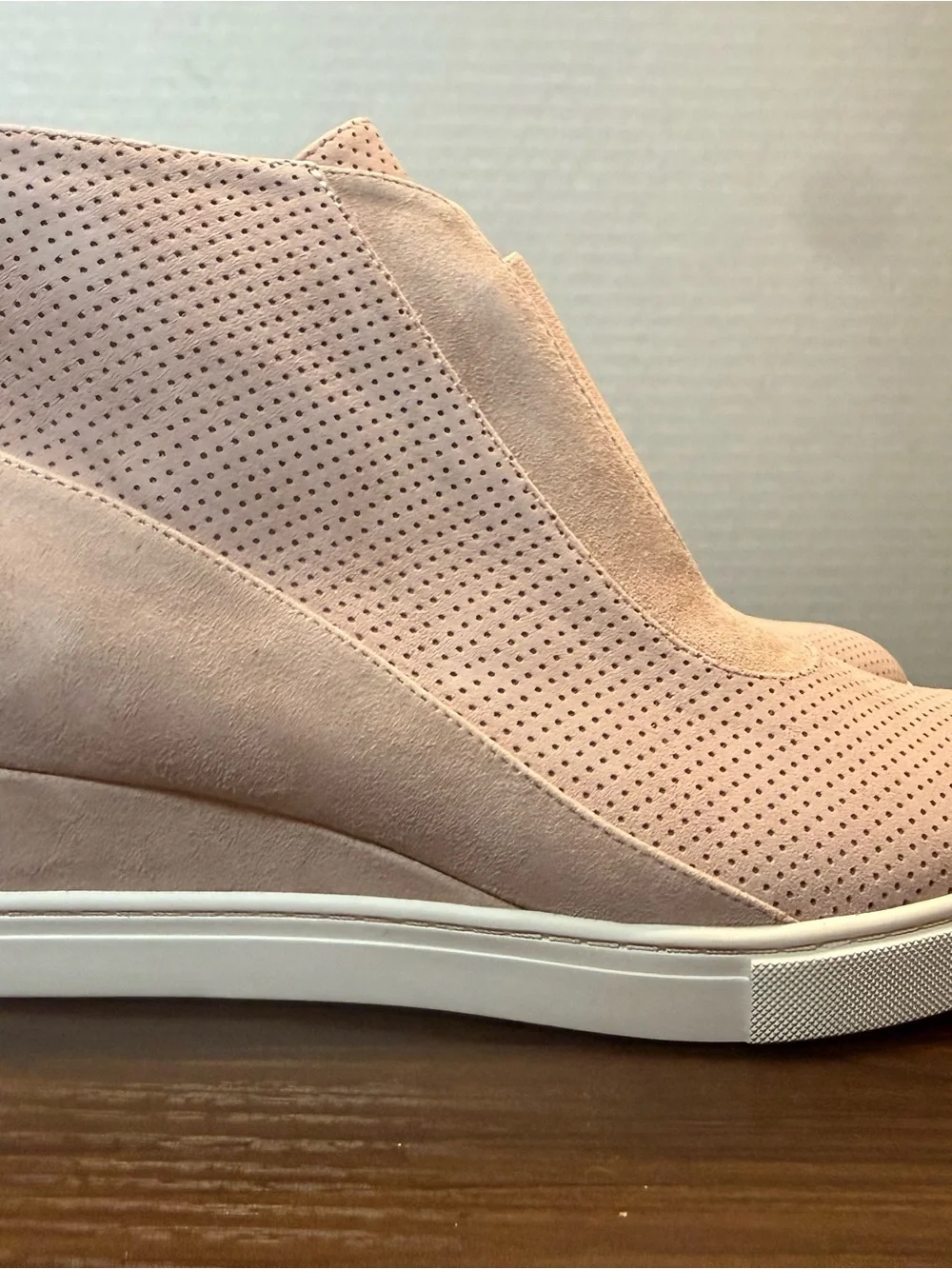 NIB! 💝Linea Paolo Beautiful Blush Pink Perforated Suede Booties Size 6.5